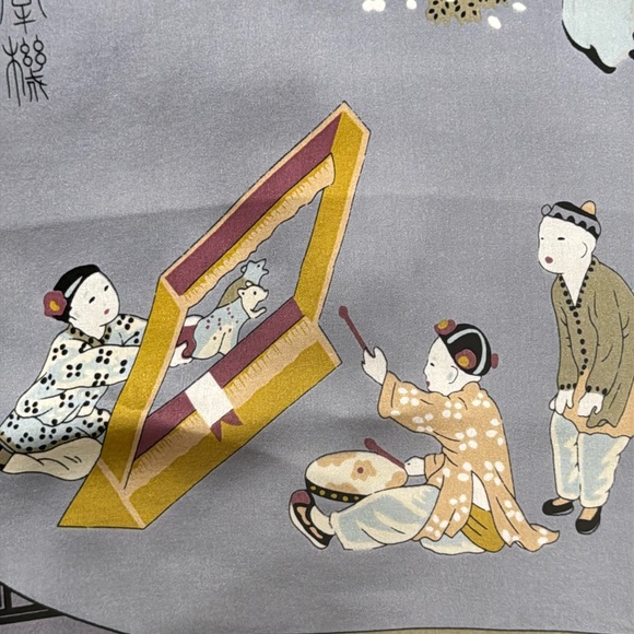 Large Japanese Pictorial Silk Scarf - Picture 16 of 17